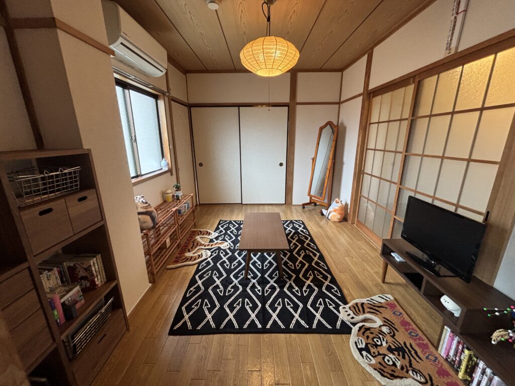 一目惚れ“寅ラグ”が主役のインテリアコーディネート後のリビング、ラグセパレート