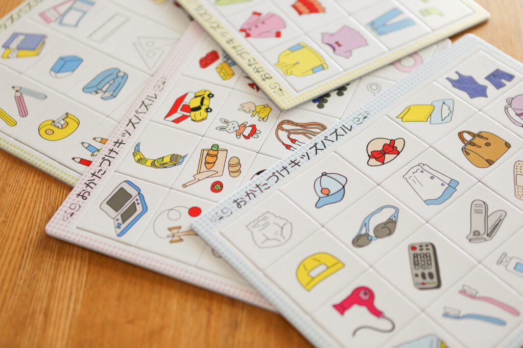 お片づけキッズパズル®の教材。洋服や日用品のピースを使いながら楽しくお片づけを学べる知育玩具