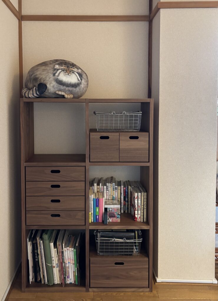 収納、クッション小物ディスプレイ後の無印良品のスタッキングシェルフ