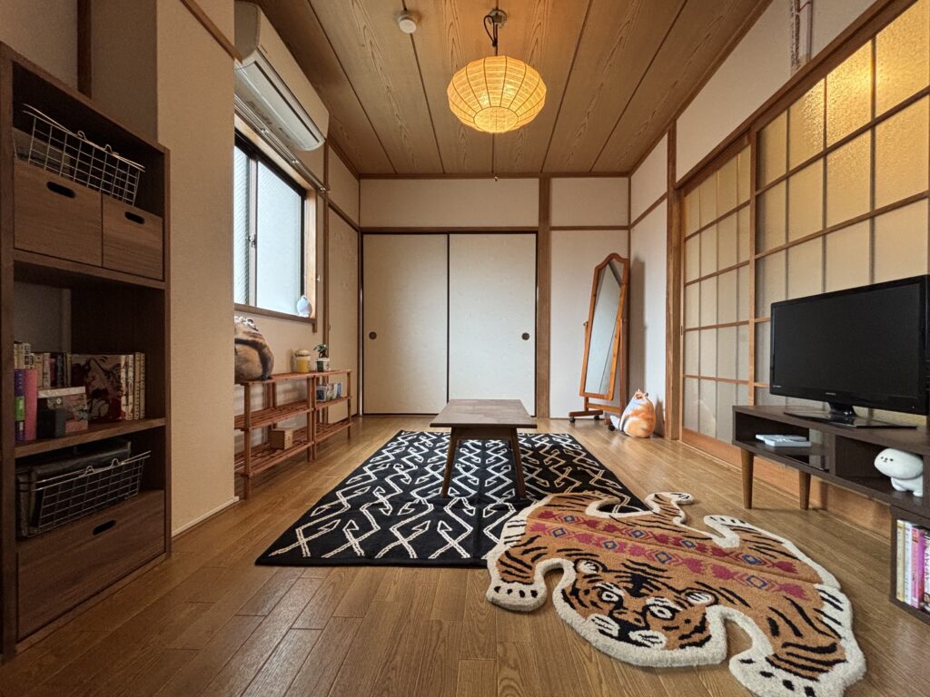 一目惚れ“寅ラグ”が主役のインテリアコーディネート後のリビング