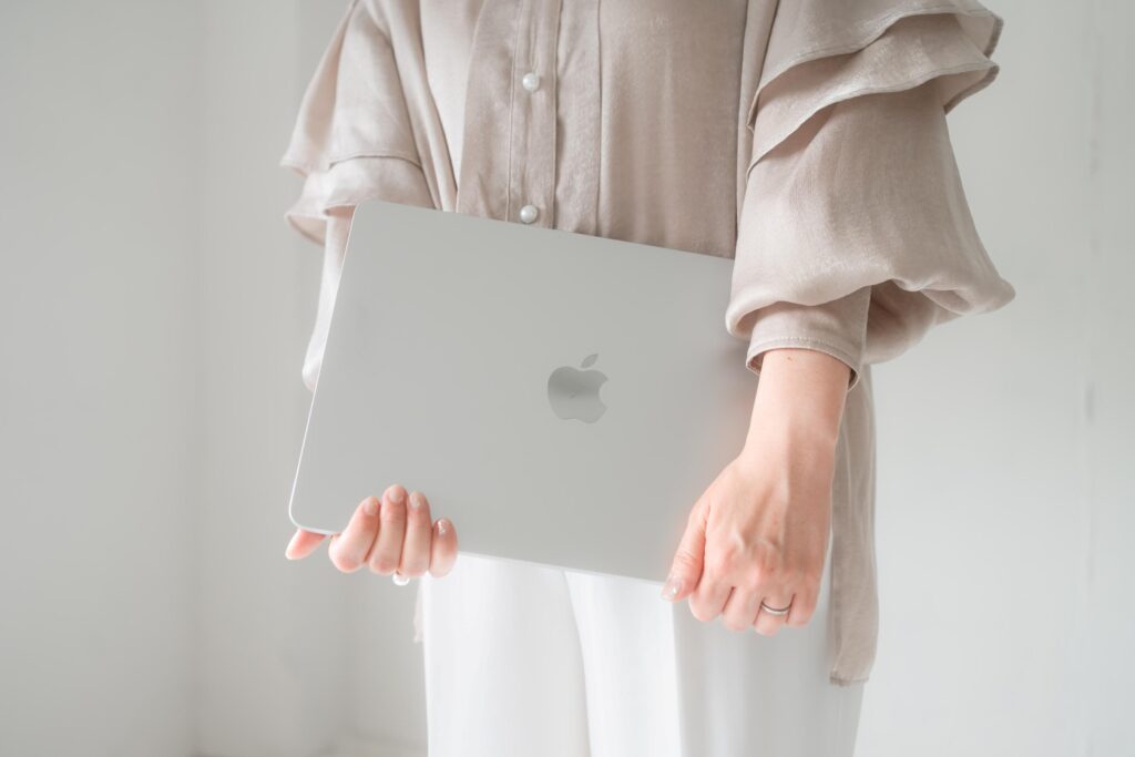 パソコンを持っている写真