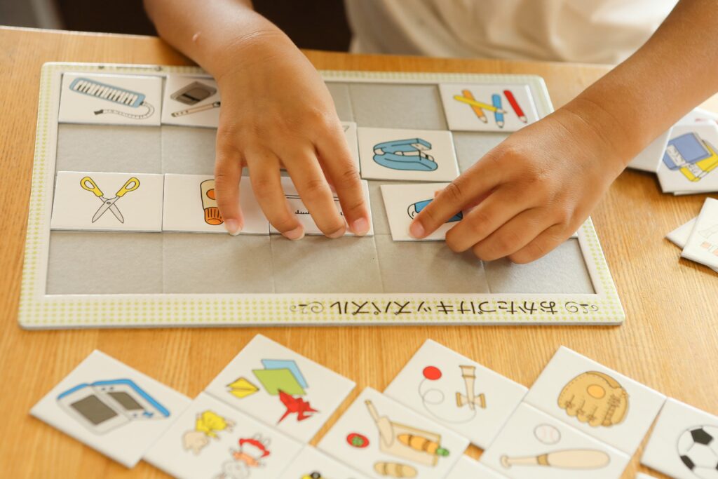 お片づけキッズパズル®の教材。洋服や日用品のピースを使いながら楽しくお片づけを学べる知育玩具