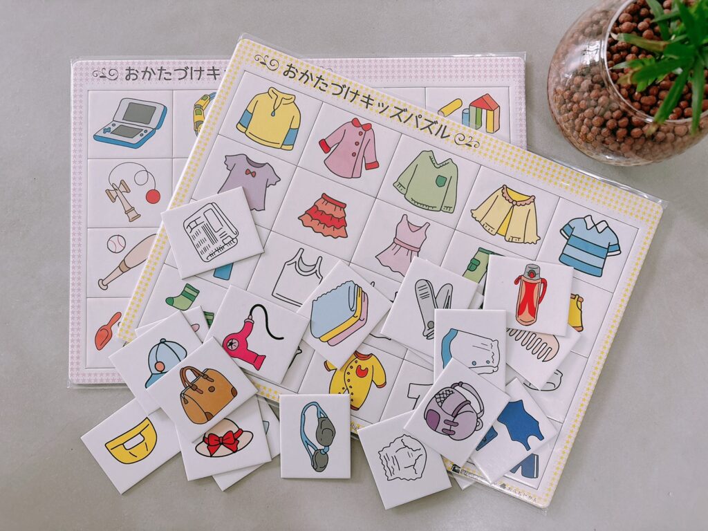 お片づけキッズパズル®の教材。洋服や日用品のピースを使いながら楽しくお片づけを学べる知育玩具